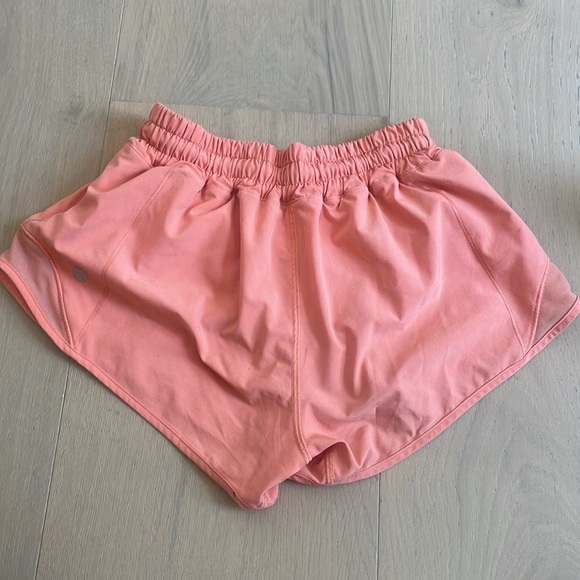 LIGHT CORAL HOTTY HOT SHORT LULULEMON - Picture 2 of 4